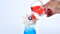 Ada sosok Kracko, si bos dalam video game Kirby dalam minuman ini. Anda bisa menyiramkan soda rasa strawberry di atasnya seolah bisa mengalahkan cotton candy racko. Yeay!  Foto: Kirbycafe