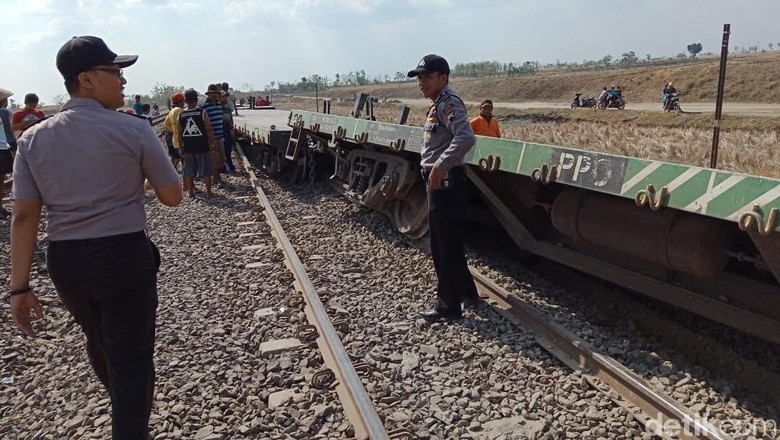 Penampakan KA Barang yang Tergelincir dan Terguling di Grobogan Penampakan KA Barang yang Tergelincir dan Terguling di Grobogan