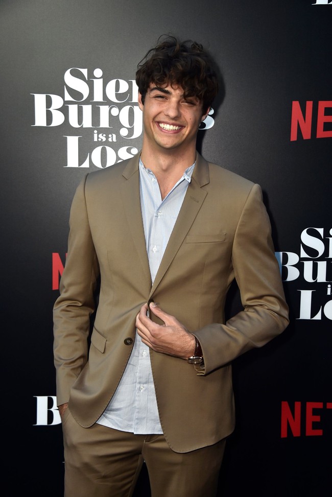 Pangeran komedi romantis remaja Noah Centineo punya telepon yang bisa dihubungi melalui pesan teks di nomor (561) 220-0860. Foto: (GettyImages)