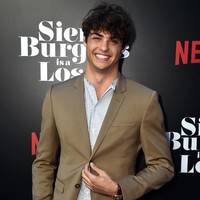 Pangeran komedi romantis remaja Noah Centineo punya telepon yang bisa dihubungi melalui pesan teks di nomor (561) 220-0860. Foto: (GettyImages)