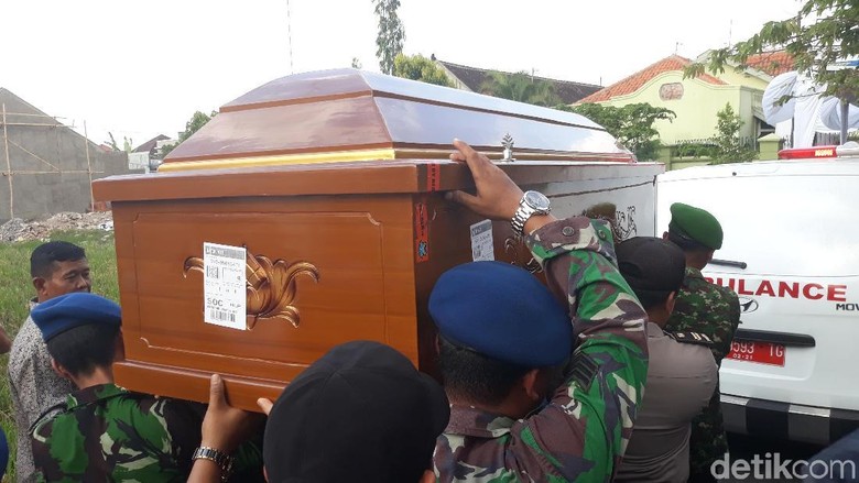 Jenazah Adik Ipar Jokowi Tiba di Rumah Duka Jenazah Adik Ipar Jokowi Tiba di Rumah Duka
