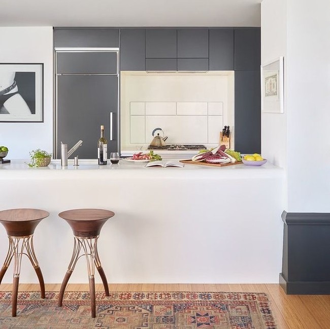 Ini gaya dapur rumah Casey Neistat yang berkonsep terbuka dan dibingkai dengan lemari warna abu-abu tua. Foto: Instagram @caseyneistat