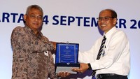 Direktur Bisnis Tresuri dan Internasional BNI, Rico Rizal Budidarmo (kiri) menyerahkan plakat penghargaan kepada Direktur Departemen Pengelolaan Moneter Bank Indonesia, Pribadi Santoso (kanan) dalam acara Sosialisasi Peraturan Anggota Dewan Gubernur (PADG) Bank Indonesia perihal transaksi SWAP lindung Nilai kepada Bank Indonesia di Jakarta, Senin (24 September 2018).