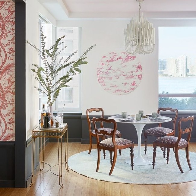 Rumah Casey Neistat dan sang istri Candice punya nuansa chic yang terlihat mewah. Neistat pun sengaja memilih dekorasi demikian agar terasa homey saat pulang.  Kekacauan dan kekesaran dari kantor harus dilengkapi dengan keramahan dan kenyamanan di tempat tinggalku, yang semakin mudah karena Candice dan aku hidup bersama, ungkapnya. Foto: Instagram @caseyneistat