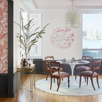 Rumah Casey Neistat dan sang istri Candice punya nuansa chic yang terlihat mewah. Neistat pun sengaja memilih dekorasi demikian agar terasa homey saat pulang.  Kekacauan dan kekesaran dari kantor harus dilengkapi dengan keramahan dan kenyamanan di tempat tinggalku, yang semakin mudah karena Candice dan aku hidup bersama, ungkapnya. Foto: Instagram @caseyneistat