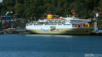 Teluk Jayapura juga menjadi salah satu sentra perdagangan di Papua.