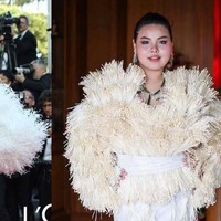 Gaya busana aktris Thailand, Chompoo Araya, paling sering diparodikan Sine. Ini adalah aksinya menggunakan mie bihun yang belum dimasak untuk membuatnya bergaya bak sang aktris yang glamour dengan jumpsuit penuh bulu. Foto: Instagram @framsook_lek_lek