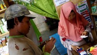Sesuai dengan ketentuan Bank BRI, dirinya mengutip keuntungan fee yang diberikan BRI cukup menarik dan menguntungkan. Pendapatan lainnya didapatkan dari beragam transaksi lainnya juga cukup besar seperti setoran tunai hingga pembayaran berbagai tagihan.