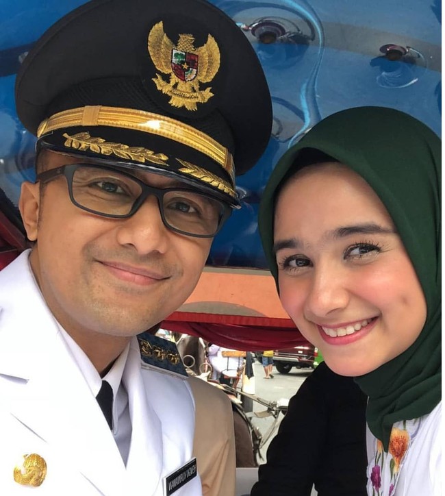 Aktor Hengky Kurniawan terjun di dunia politik karena memiliki keluarga yang sudah lebih dulu bekerja di ranah tersebut. Tahun ini, ia sukses terpilih sebagai Wakil Bupati Bandung Barat mendampingi Aa Umbara Sutisna. Foto: Instagram