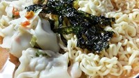 Pangsit isi daging atau ayam dan nori bisa bikin mie instan berkuah pedas ini kayak mie kuah restoran.  Foto; Instagram @graciecocok