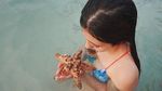 Foto: Wulan Guritno dan Angkat-angkat Bintang Laut