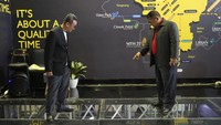 Direktur PT Adhi Commuter Properti (ACP) Amrozi Hamidi (kanan), berbincang dengan Direktur Teknik dan Pengembangan Usaha PT Adhi Persada Properti (APP) Pulung Prahasto, di sela-sela konferensi pers di Jakarta, Senin (24/9/2018).