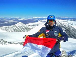 Foto: 2 Mahasiswa Indonesia di Puncak Tertinggi Mongolia
