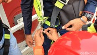 Demi keamanan, traveler terlebih dulu dipasangi alat pengaman. Ingat, keamanan adalah yang utama (Randy/detikTravel)  