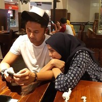 Di luar acara kenegaraan, ia tetap tampil kasual sesuai dengan usianya. Ia tampak simpel mengenakan blouse bercorak dan hijab segi empat polos. Foto: Instagram