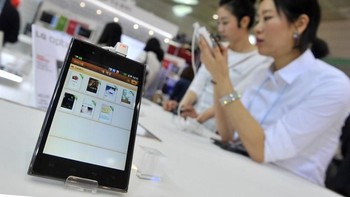 LG Optimus Vu / Intuition. Pada tahun 2011, pasar smartphone diramaikan dengan varian phablet. LG meresponsnya dengan Optimus Vu, yang punya dimensi cukup lebar dan rasio 4:3. (Foto: AFP PHOTO / JUNG YEON-JE)