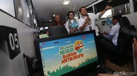 Bus tersebut dilengkapi dengan sejumlah komputer. 