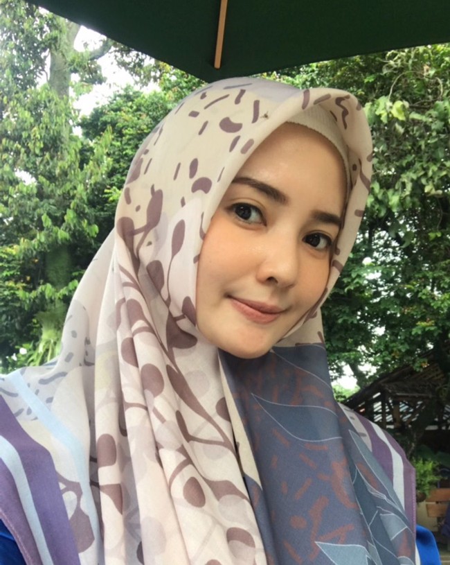 Seperti inilah gaya Lilis Yamaini saat berpose dengan hijab dari sebuah brand lokal. Kecantikannya begitu memesona. Penampilannya selalu dibanjiri pujian. Salah satunya datang dari presenter yang kini sudah berhijrah, Ratu Anandita. MasyaAllah geuliiissss nya terlaluuhh,” kata istri Mario itu. Foto: Instagram @nakeishalilis7