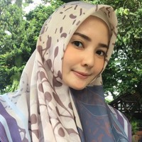 Seperti inilah gaya Lilis Yamaini saat berpose dengan hijab dari sebuah brand lokal. Kecantikannya begitu memesona. Penampilannya selalu dibanjiri pujian. Salah satunya datang dari presenter yang kini sudah berhijrah, Ratu Anandita. MasyaAllah geuliiissss nya terlaluuhh,” kata istri Mario itu. Foto: Instagram @nakeishalilis7