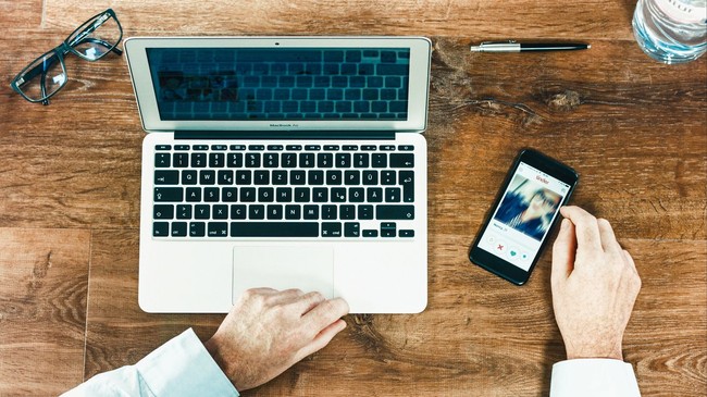 Tinder merilis hasil survei profesi apa yang paling banyak di-swipe kanan oleh para pengguna aplikasi kencan online tersebut di 2018. Dikutip dari Aol, ini lima pekerjaan paling populer di Tinder bagi pria dan wanita. Foto: dok. IStock