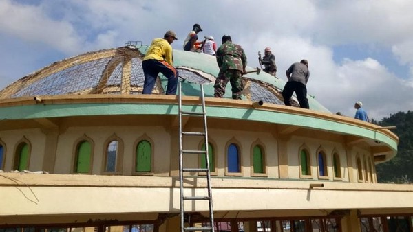 TNI Bantu Bersihkan Puing Masjid yang Rusak Akibat Gempa di Lombok