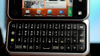 Motorola Backflip. Rilis tahun 2010, ponsel Android dengan OS Android 1.5 Cupcake ini mengusung model unik demi mengakomodasi keyboard fisik. (Foto: Ethan Miller/Getty Images)