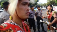 Polisi menjaga aksi ini.