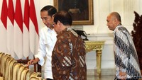 Dalam pertemuan itu Jokowi didampingi Pramono Anung dan Teten Masduki.