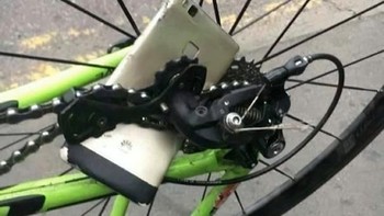 Menjatuhkan ponsel di rantai sepeda, dua-duanya rusak. Foto: boredpanda