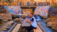 Berbeda dengan tempat makan pada umumnya, meja makan di wisata Banyu Biru dibangun di tengah aliran sungai yang airnya jernih (dok Istimewa)