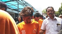 Mendapati korban berasal dari Jakarta, sejumlah oknum Bobotoh beringas. Korban sempat berlari ke arah penjual bakso yang berjualan di luar Stadion GBLA. Foto: Dony Indra Ramadhan/detikcom