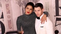 Priyanka Chopra dan Nick Jonas berpose di depan awak media dengan tangan saling bergandengan. Foto: (Rob Kim/Getty Images)