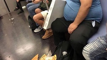 Tertidur mengorbankan pizza. Foto: boredpanda