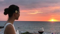Momoko yang lahir 17 September 1994 ini juga dikenal sebagai model. Jadi tak heran beberapa posenya memperlihatkan sosok yang sempurna. Ini momennya saat menyaksikan sunset sambil menikmati segelas minuman. Foto: instagram @momokoabe_