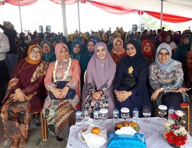 Menghadiri acara resmi, ia terlihat anggun memakai busana serba nevy tanpa corak. Penampilannya jadi istimewa dengan tambahan bros etnik di dadanya. Foto: Instagram