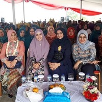 Menghadiri acara resmi, ia terlihat anggun memakai busana serba nevy tanpa corak. Penampilannya jadi istimewa dengan tambahan bros etnik di dadanya. Foto: Instagram