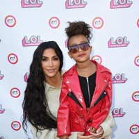 Di catwalk yang dihiasi pernak-pernik jenaka itu, North West tampil dengan jaket kulit merah yang senada dengan roknya. Tidak ketinggalan kacamata hitam dan tas hitam berbentuk keranjang. Menggemaskan! Foto: Michael Simon/Dok. Harpers Bazaar US