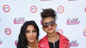 Foto: Gemas! Begini Aksi North West Tampil Perdana di Catwalk