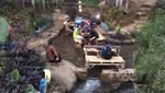 Unik! Jombang Punya Angkringan di Tengah Sungai