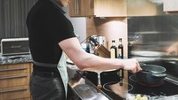 Wah, tak hanya doyan kulineran. Ia juga bisa masak. Berdasarkan keterangan foto ini, ia sudah terbiasa masak semenjak dirinya tinggal sendiri. Keren! Foto: Instagram dimashadilet