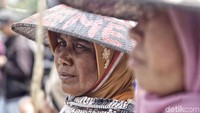 Dalam aksi demo itu, massa mempertanyakan mengenai impor beras di Indonesia dan juga soal hukum agraria di pabrik semen di Kendeng, Rembang, Jawa Tengah.
