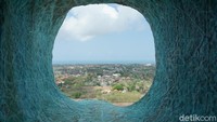 Gardu pandang itu berada di bagian sayap patung GWK. Dari gardu pandang tersebut terlihat pemandangan laut dan rumah-rumah warga. Keren banget! (Aditya Mardiastuti/detikTravel)