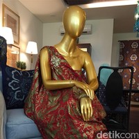 Saat bertemu Maret lalu, Disney meminta kami membuat sebuah karya kolaborasi yang menampilkan Indonesia. Tetap mencirikan Iwan Tirta, namun ada motif Mickey di dalamnya,” ujar Marketing Manager Iwan Tirta Private Collection Rindu Melati Pradnyasmita di kawasan Kebayoran, Jakarta Selatan, Senin (24/9/2018). (Foto: Daniel Ngantung/Wolipop)