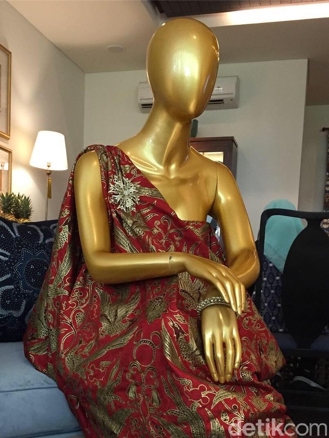 Saat bertemu Maret lalu, Disney meminta kami membuat sebuah karya kolaborasi yang menampilkan Indonesia. Tetap mencirikan Iwan Tirta, namun ada motif Mickey di dalamnya,” ujar Marketing Manager Iwan Tirta Private Collection Rindu Melati Pradnyasmita di kawasan Kebayoran, Jakarta Selatan, Senin (24/9/2018). (Foto: Daniel Ngantung/Wolipop)