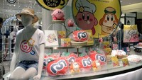 Kafe ini juga menjual marchandise bertema Kirby dan teman-temannya. Mulai dari bantal hingga aksesoris lainnya. Foto: Kirbycafe