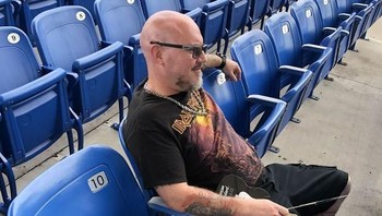 Pemotret foto ini curhat dapat kursi yang sudah rusak saat akan nonton di stadion. Foto: boredpanda