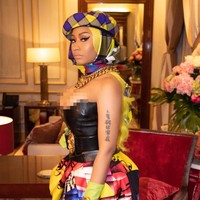 Di tambah rambut hijau neon, penampilan Nicki kali ini semakin mencuri atensi dengan baju Versace yang dipakai. Foto: Instagram @nickiminaj