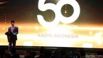 Momen Ketum Kadin Membungkuk dan Beri Penghargaan ke Jokowi