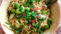Cukup ditambah sawi cincang, daun bawang cincang dan cabe cincang, mie instan tanpa kuah ini jadi makin menarik selera.  Foto; Instagram @finta_noronha