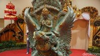 Di bagian dasar patung, atau pedestal ada semacam galeri. Di sana ada miniatur patung GWK. Kita menunggu 28 tahun sampai patung ini jadi (Aditya Mardiastuti/detikTravel)